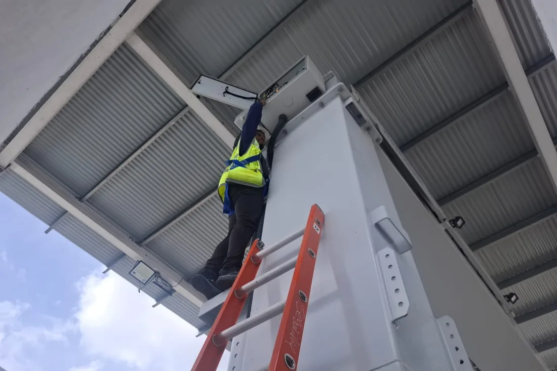 Técnico de Grupo ESROD realizando mantenimiento en un portal de inspección